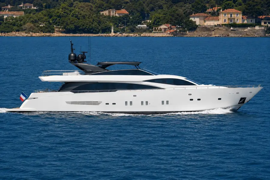 EIRA yacht